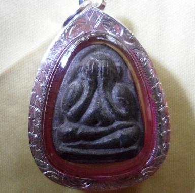 พระปิดตาหลังยันต์วัดวรพตรสาขาวัดป่าชลบุรี(หลวงปู่เฮี้ยง)