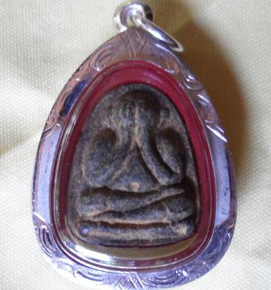 พระปิดตาหลังแบบวัดวรพตรสาขาวัดป่าชลบุรี(หลวงปู่เฮี้ยง)