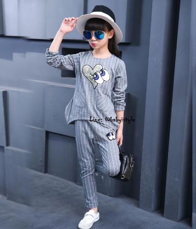 *Saleเด็กโต-ชุด2ชิ้นเสื้อสีเทาลายริ้วติดเหลื่อมรูปหัวใจ+กางเกงขายาวริ้วสีเทาไซส์130/140 รหัส KKK606A