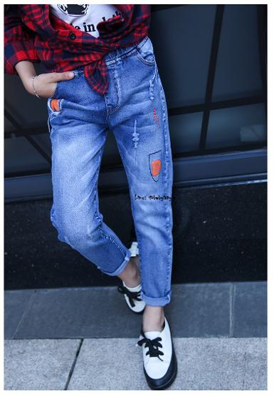 *Sales เด็กโต-กางเกงยีนส์ฟอกขายาวแต่งขาดๆ ปัก N B ขอบเอวยางยืด ไซส์ 140 รหัส KKK686