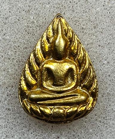 พระกลีบบัว พ่อท่านกลั่น วัดเขาอ้อ เนื้อสัตตะโลหะ สร้างปี 2538 ปลุกเสกโดยเกจิสายวัดเขาอ้อ อาจารย์ศรีเ